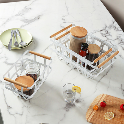 Home Keuken Decoratieve witte metalen draad opslagmand met houten handvat